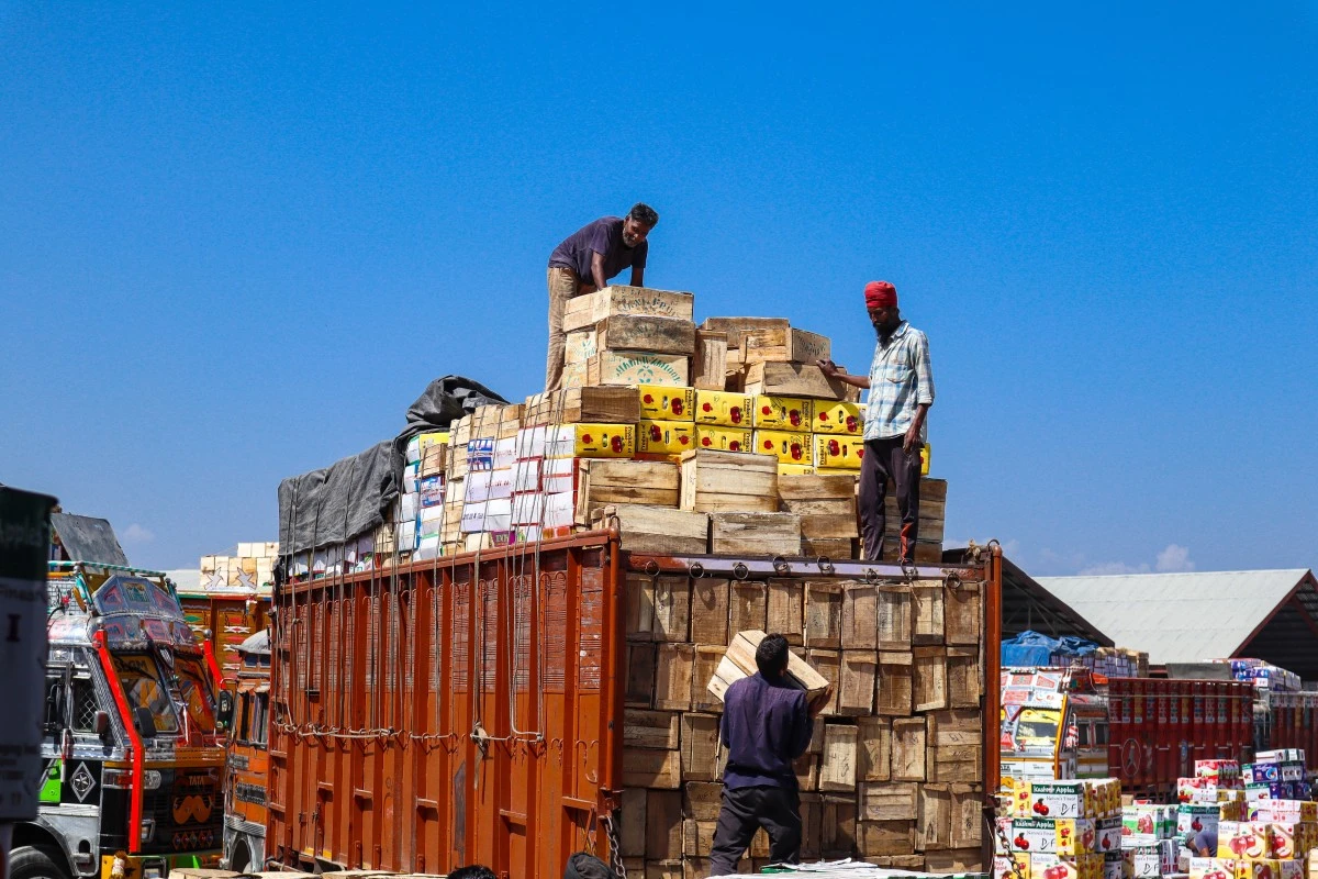3 man loading a truck over the load capcity of truck